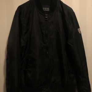 Guess jacka strl S - Äkta jacka ifrån guess köpt i butik i new york. En strl S och i nyskick. Hör av dig om du vill ha fler bilder☺️