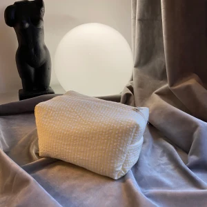 Rutig necessär - Rutig necessär med gult rutigt yttertyg, ett vitt mellantyg och ett gult innertyg. 17 cm lång, 9cm hög och 9cm bred. Detta var min första och den är därför inte felfri.  Den är lite sne så ena sidan är högre än den andra och lite ojämn i form(se bilder). Men om man inte bryr sig om det fungerar den superbra att använda till smink eller likanande. Därför säljs den för ett billigt pris. Skickas med frimärke. Den är din för 60kr inklusive frakt💗💗