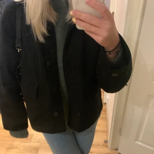 jacka  - svart lite tunnare jacka från weekday i storlek xs. skriv för fler bilder, köpare står för frakt💕💕😊
