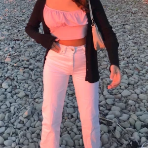 Vita jeans, XXS  - Sjukt fina jeans från lager 157. D e ganska korta, jag är 156 på bilden så passar lite kortare personer om man inte vill ha de för  korta. 💗 