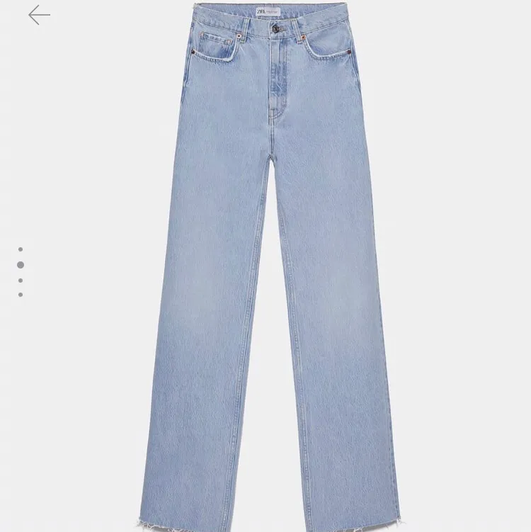 Säljer mina populära zara high waist full lenght jeans fast i vit, bra kvalitet men en av bältesloopsen har gått av. Brukar bara vika in den så syns det inte 💞💞 köpta för 400kr i somras . Jeans & Byxor.