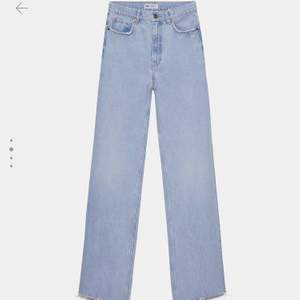 Säljer mina populära zara high waist full lenght jeans fast i vit, bra kvalitet men en av bältesloopsen har gått av. Brukar bara vika in den så syns det inte 💞💞 köpta för 400kr i somras 