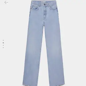 Säljer mina populära zara high waist full lenght jeans fast i vit, bra kvalitet men en av bältesloopsen har gått av. Brukar bara vika in den så syns det inte 💞💞 köpta för 400kr i somras 
