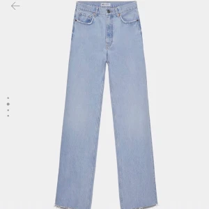 Zara full lenght  - Säljer mina populära zara high waist full lenght jeans fast i vit, bra kvalitet men en av bältesloopsen har gått av. Brukar bara vika in den så syns det inte 💞💞 köpta för 400kr i somras 