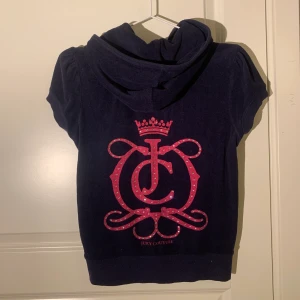 Juicy couture kofta - Supersöt marinblå jc kofta som är kortärmad! Den är u bra skick och är i storlek S 💯 köpare står för frakt