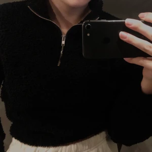 Teddy tröja från Gina tricot  - Superfin Teddy tröja från Gina tricot, använd fåtal gånger! Köpt för 250kr och passar xs-s🤍