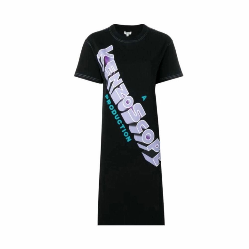 Kenzo t-shirt klänning i svart bomull, rak passform, 3D effekt tryck. I utmärkt skick, storlek 36. . Klänningar.