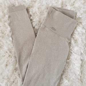 Aim'n beige ribbed tights - Inkl frakt. Säljer mina fina träningstisghts från Aim'n då de aldrig kommer till användning på grund av att de är för stora. Köpte de innan en lång resa i vintras därav kunde jag inte lämna tillbaks dem! 