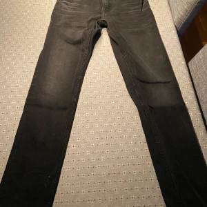Crocker jeans - Crocker 330. strl. 28, 32. Använda men fortfarande i bra skick. Slitage finns runt fickor, men inget allvarligt. Pris kan diskuteras!