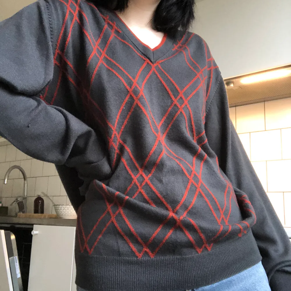 skitfin trendig sweater med fina diamntformade rutor. Tröjor & Koftor.