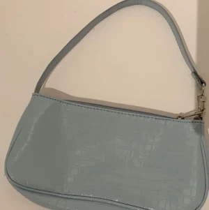 Väska - Säljer den här såå fina och trendiga väskan från SHEIN, sparsamt använd, 90+ frakt, betalning sker via swish🥰