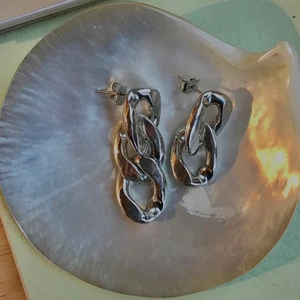 Örhängen silver - coola silverörhängen! Ser ut som kedjor. Köpta på weekday men har aldrig använt de så de är i nyskick! Säljer för 75kr+frakt