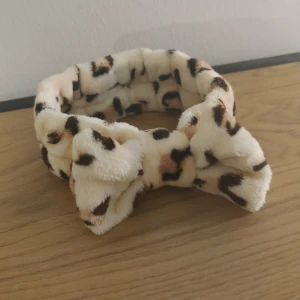 (NY!) Jättesött hårband med fin rosett  - Hårband med rosett, passar nog alla. Är ganska stretchy. Supermysigt material, fluffigt och underbart. Helt ny, aldrig använd. Skickas i vanligt kuvert :) 