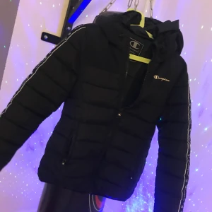 Champion Dunjacka  - Oanvänd jacka i nyskick Strl XS pris kan diskuteras vid snabb affär