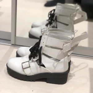 Supersnygga vita skor - Superfina trendiga vita skor! Säljer endast pga fel storlek. De har en liten slitning på insidan men inget man tänker på! 