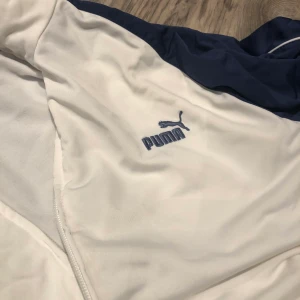 Puma tröja - Jätte fin puma tröja jag köpte på humana förra året och inte används därför jag säljer den. Väldigt oversize!