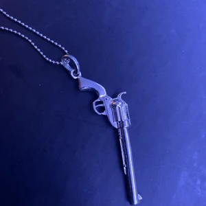 halsband  - halsband med pistol som är helt nytt! 