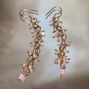 Örhängen - Handgjorda örhängen med vita glaspärlor❣️ krokarna är gjorda av silvertråd🌟 (frakten ingår i priset)