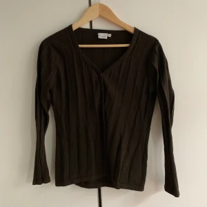 Brun/grön kofta - Älsklingskoftan:( Färgen visas bäst på bild 2. Aningen liten i storlek. Frakt tillkommer. 