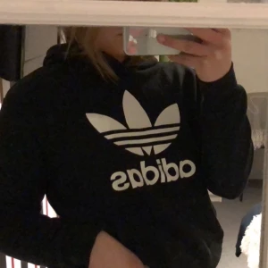 Adidas hoodie - Adidas hoodie i bra skick