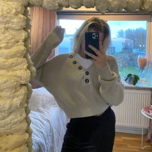 Stickad tröja  - Beige stickad tröja med v-ringad