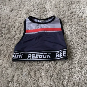 Reebok sport topp - En Reebok sport top som jag använt 1-2 gånger jag klippte av lappen där bak på toppen för den kliade men det syns inte ☺️