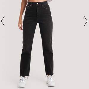 Jättefina svarta jeans i bra skick, säljer för dom är för små för mig. Knappts använda💛 frakt: 60kr Storlek: 34