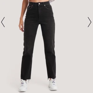 Svarta raka jeans - Jättefina svarta jeans i bra skick, säljer för dom är för små för mig. Knappts använda💛 frakt: 60kr Storlek: 34