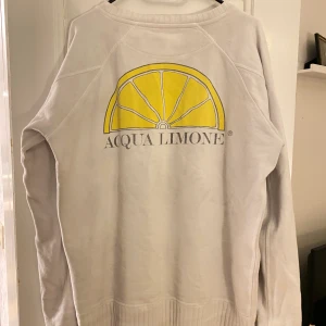 Ny Aqua Limone tröja - Buda. En sjukt snygg aqua limone tröja, använd endast EN gång! Storlek L💕 Nypris 900kr