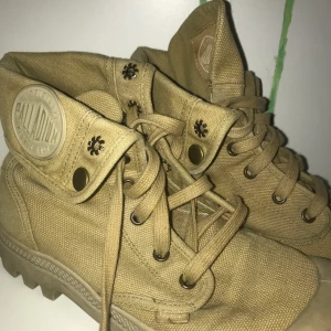 Palladium beige skor strl 38  - Palladium skor i strl 38 i fint men använt skick. 
