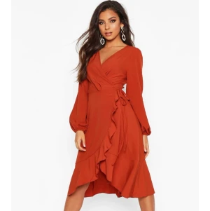 BOOHOO klänning - Jag fick nyss den här klänningen från BOOHOO men den va för liten för mig. Nypris är 225kr plus 70kr frakt  men jag säljer för 120kr. Frakt för 40kr.