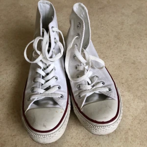 Converse Strl 39.5 - Säljer dessa höga vita converse som är i toppenskick! Sparsamt använda så har inga defekter eller missfärgningar etc. Storleken är 39,5 och passar mig som vanligtvis skiftar mellan 40-41 även ✨💞