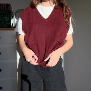 Väst - Vinröd väst 🍷