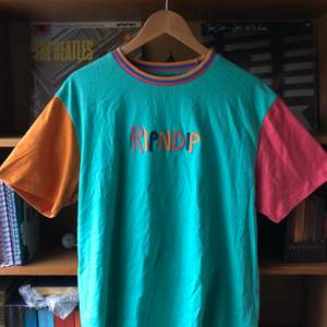 sjukt fet color block t-shirt från rip n dip, använd vid 2 tillfällen! originalpris 399 ✨ frakt ingår