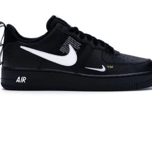 NIKE AIR FORCE 1 UTILITY BLACK - Säljer mina svarta airforce. Har använt de ett par gånger men tyckte inte att det passade mig speciellt mycket. Kan skicka fler bilder ifall det behövs.