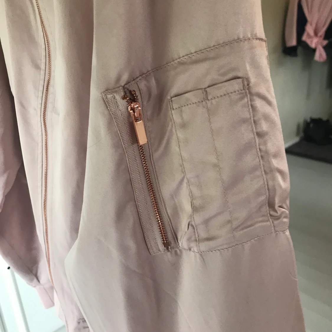 Rosa bomberjacka med rosé detaljer  - 91