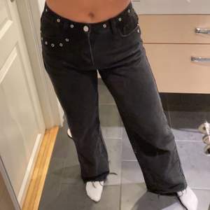 Så coola svarta jeans i rak modell. Fina detaljer med som syns på bilden. Köpta på shein men förvånansvärt bra kvalitet ändå!!( Är 163)