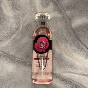 British rose parfym från the body shop. Luktar jöttefräsht, knappt använd, 100 ml. Köpte för 200kr