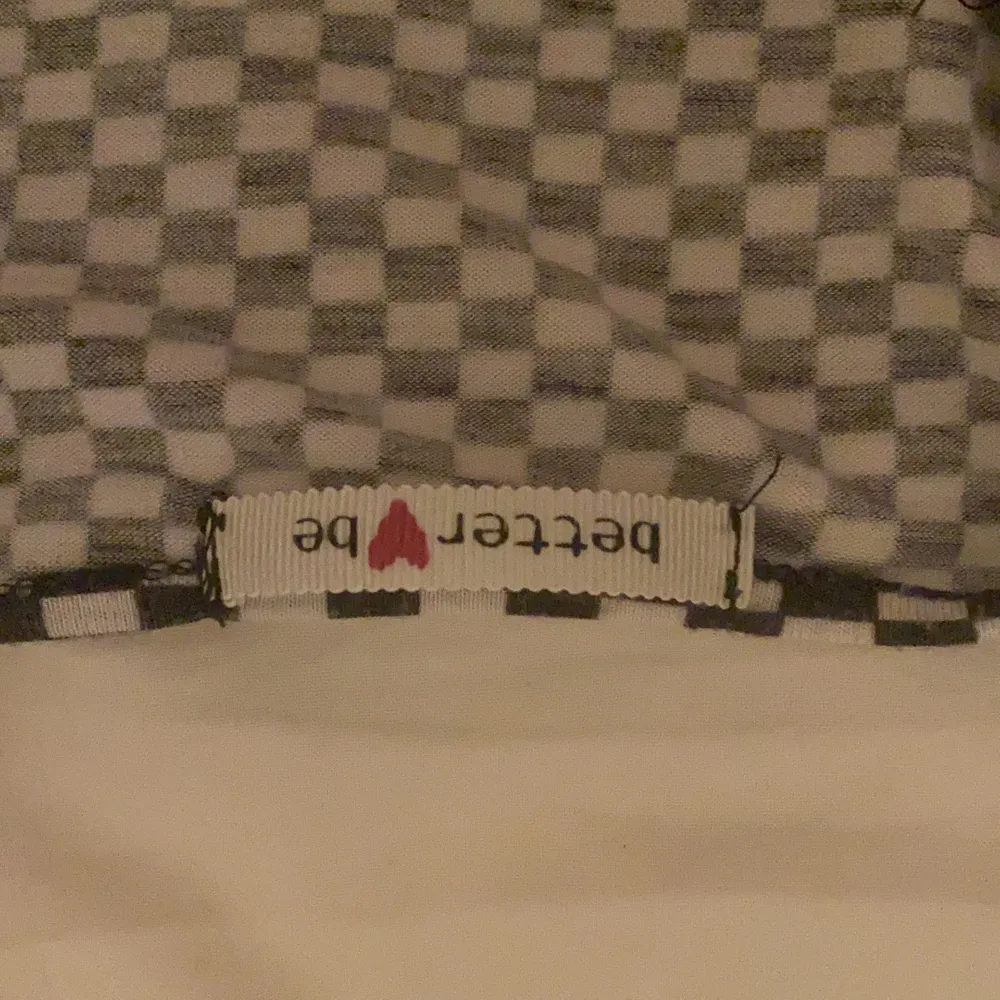 En svart vit rutig tröja som jag själv köpte på Plick. Har använt ett fåtal gånger men den kommer inte längre till användning. Frakt på 50kr. Skjortor.