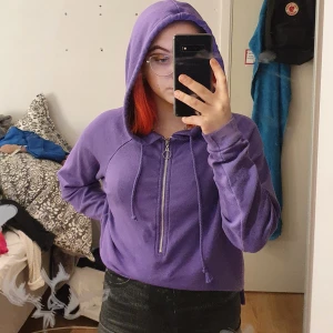 Lila hoodie - Den är andvänd och har en fläck, men tror den kan gå bort om man tvättsr den noga annars synnd det inte jättemycket. Jag köpte den för 150kr.