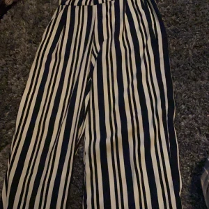 Kostymbyxor  - Raka kostymbyxor i strl xs från zara. Blårandiga