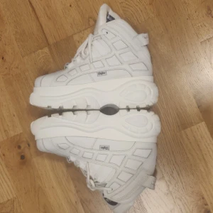 Höga Buffalo skor - Säljer mina fina Buffalo-skor då dom bara står på hyllan, tyvärr! Inga missfärgningar eller fläckar, finns ett pyttelitet skrapmärke(ca 1mm) på den vänstra skon som endast syns om man kollar jättenära. Men som sagt, jättefint skick för övrigt😍 