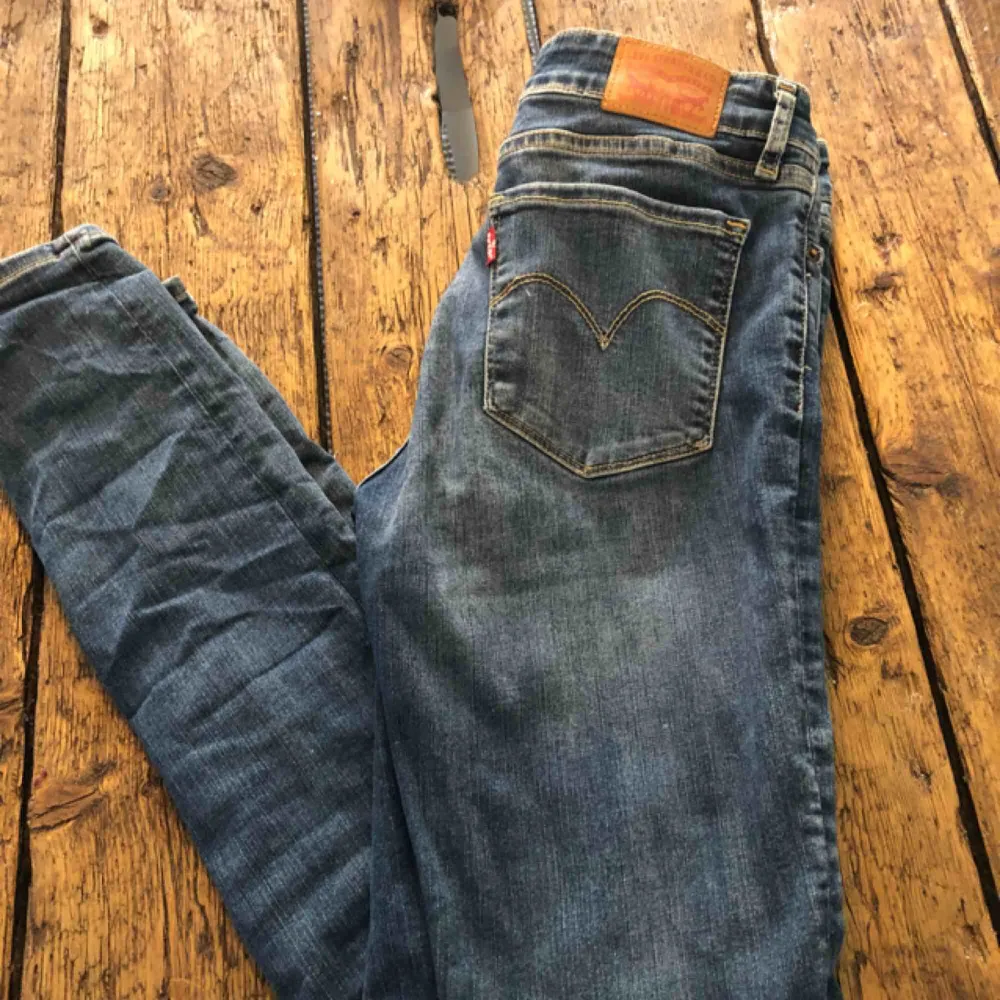 Levi’s 711 SKINNY  Storlek:29 Tight passform, (mjukt material) Använda någon gång, nyskick. . Jeans & Byxor.