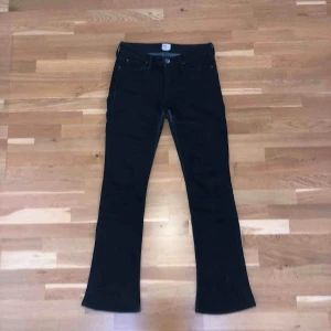  - Svarta bootcut jeans. Snygg passform. Lite slitningar i vissa sömmar, men annars väldigt bra skick. Frakt tillkommer.