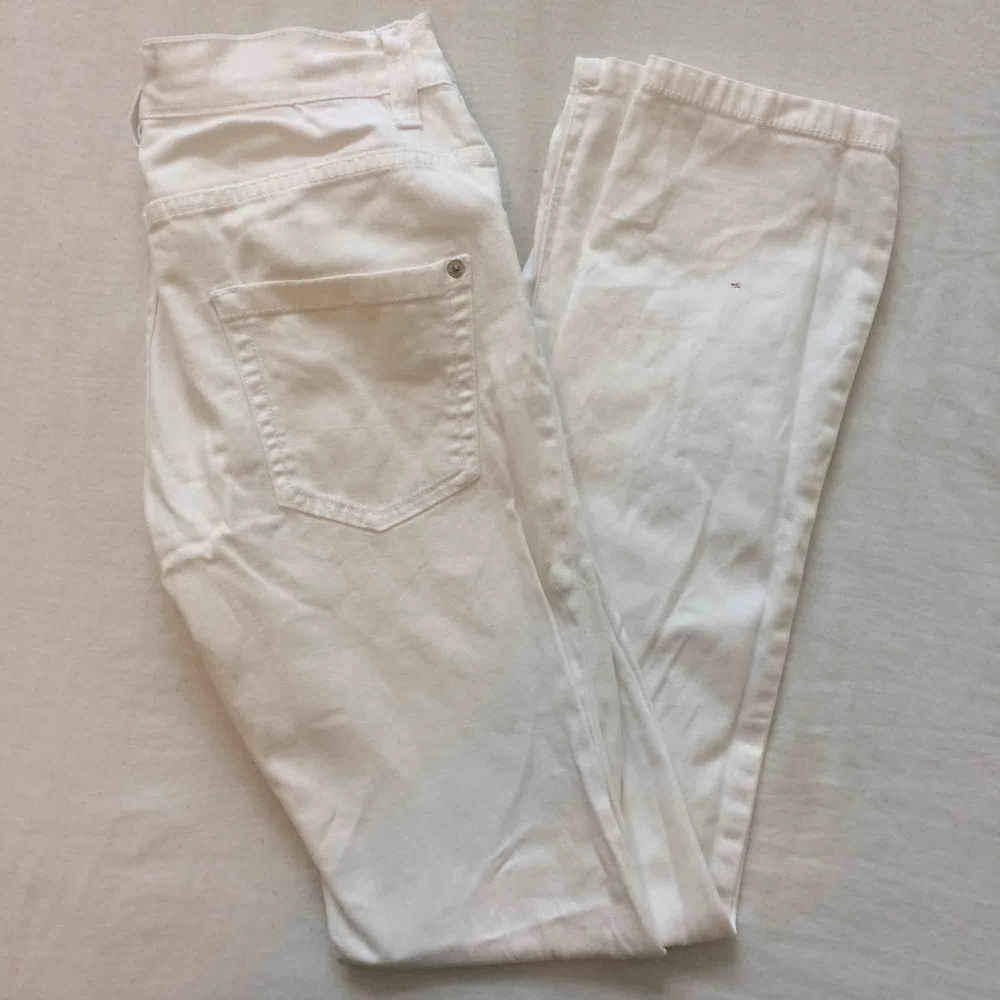 Vita jeans! Köparen står alltid för frakt💃🏻. Jeans & Byxor.