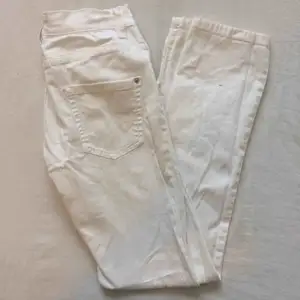 Vita jeans! Köparen står alltid för frakt💃🏻