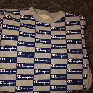  - Champion Tröja köpt från Volt för 900kr. Knappt använt den pga att har inga byxor som passar tröjan så skulle säga att den är 9/10 i skick iaf. Den är tvättat 1 gång, men kan tvätta den igen innan vi skickar den. 
