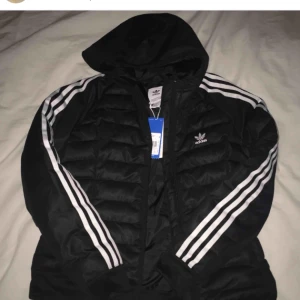  - Svart adidas jacka köpt för 2 månader sen