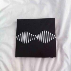 Arctic Monkeys - AM vinylskiva, lyssnad på få gånger med vinylspelare. Som ny! Frakt tillkommer! (Säljer även the XX - coexist vinylskiva, kan samfrakta!)