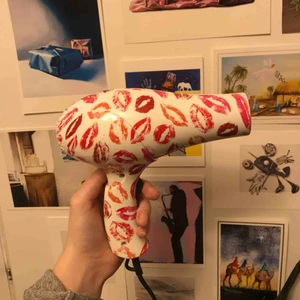  - Smidig liten hårfön! Perfekt att ta med, använd fåtal gånger. 40kr